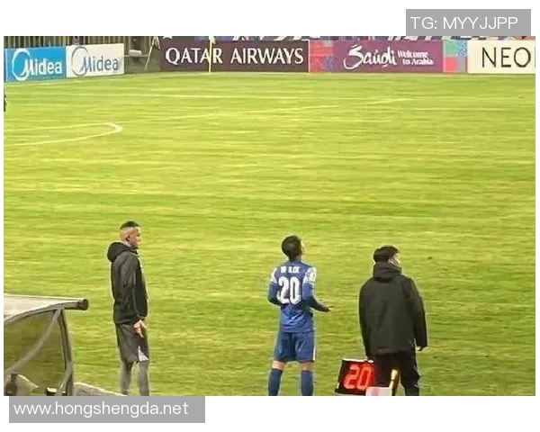 足球明星转会市场热潮涌动新星加盟与老将离队引发关注