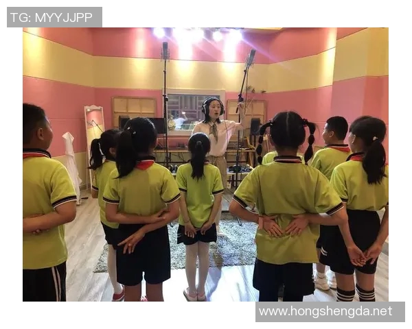 小孩与足球明星的奇妙舞蹈之旅欢乐互动引发全场热潮